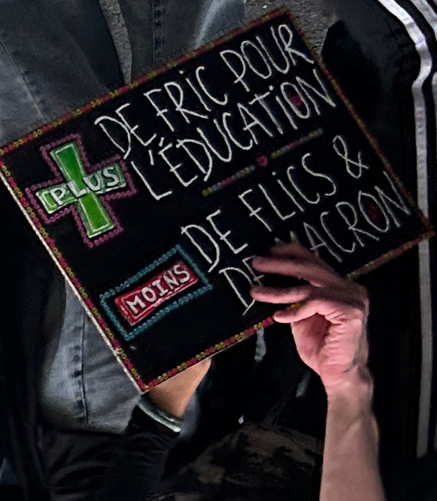 reb plus de fric.Messages des pancartes 